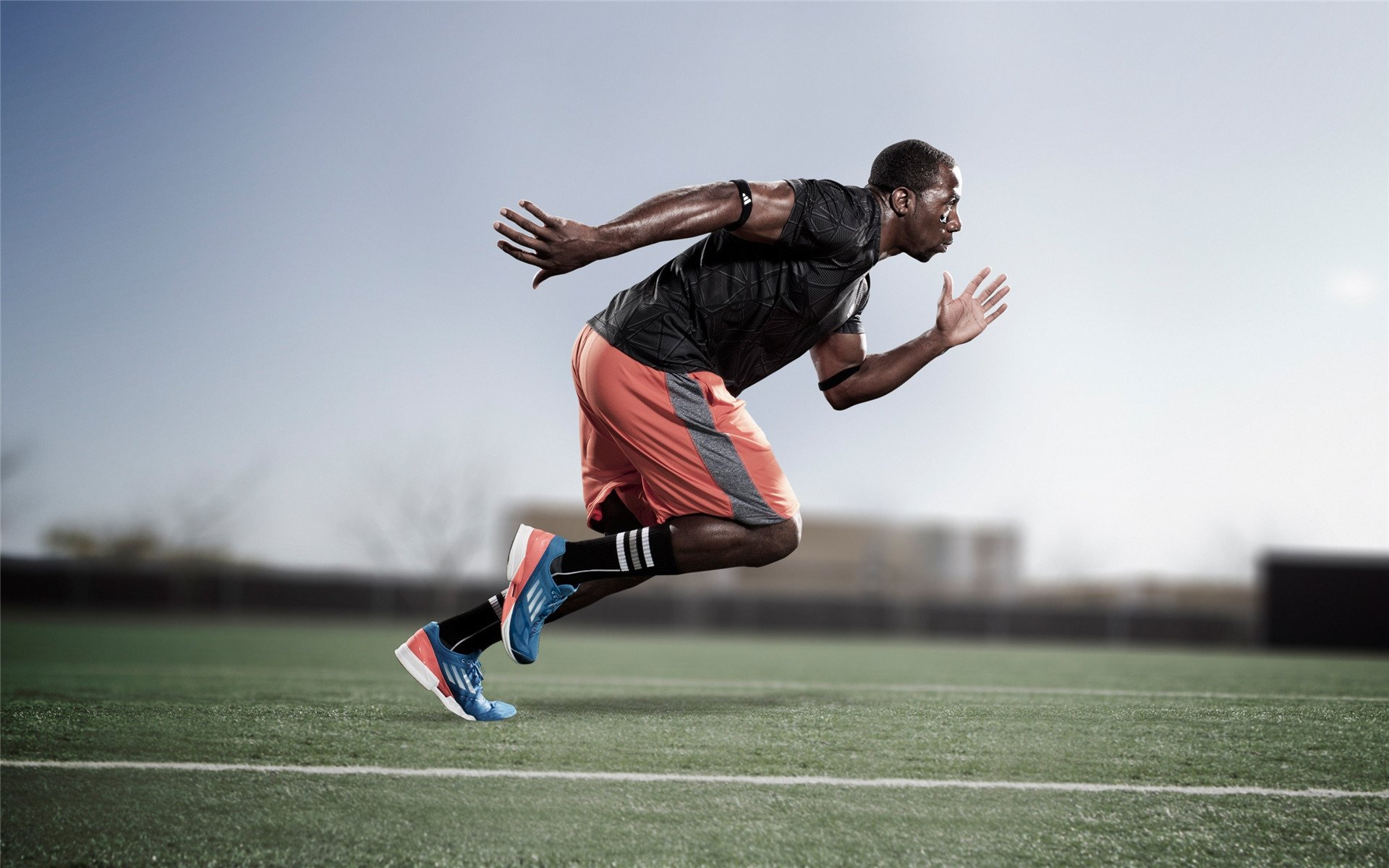 中国式摔跤擂台赛 抱腰、绊腿等传统技法频繁上演