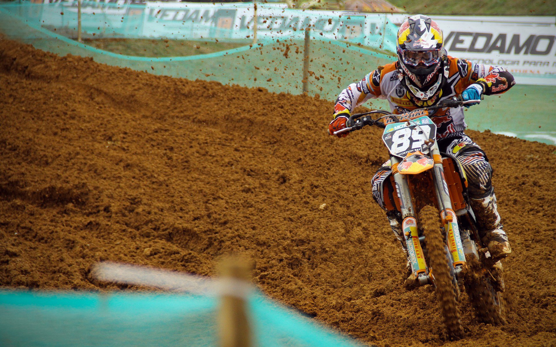 办公室楼梯跑特别赛 白领利用午休时间比拼爬楼速度