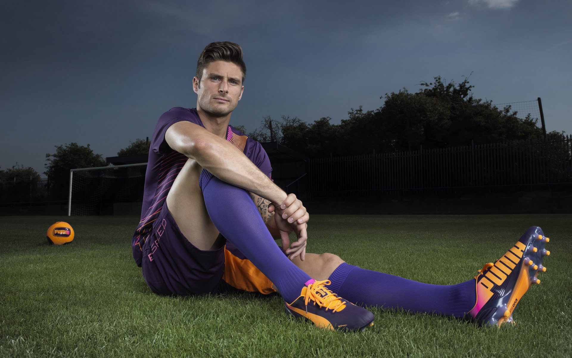 水上障碍跑竞速赛 选手踩浮板与充气岛在水面狂奔